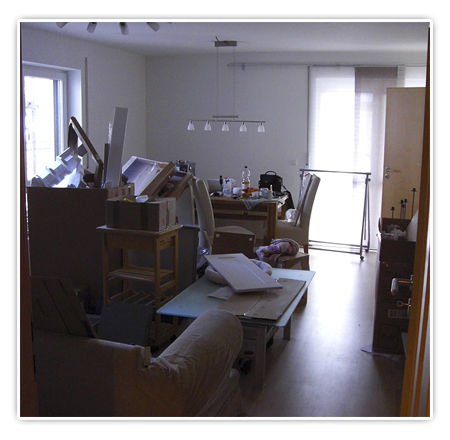 3. Foto Wohnzimmer - alles voll mit Kisten und Kartons